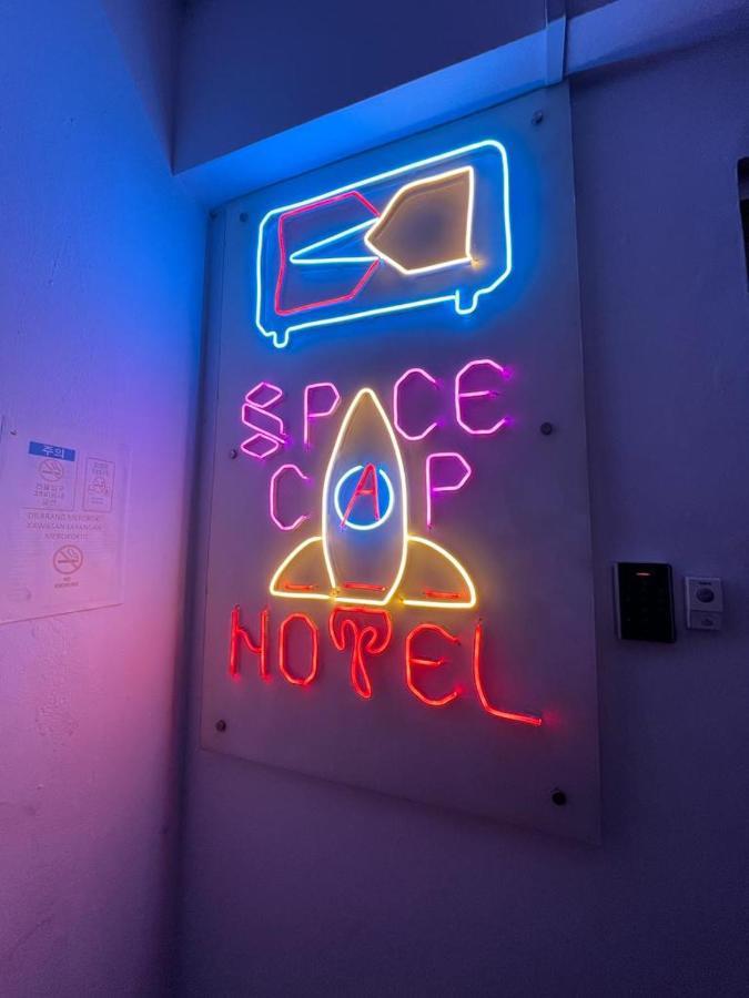 Space Cap Hotel Кота-Кінабалу Екстер'єр фото